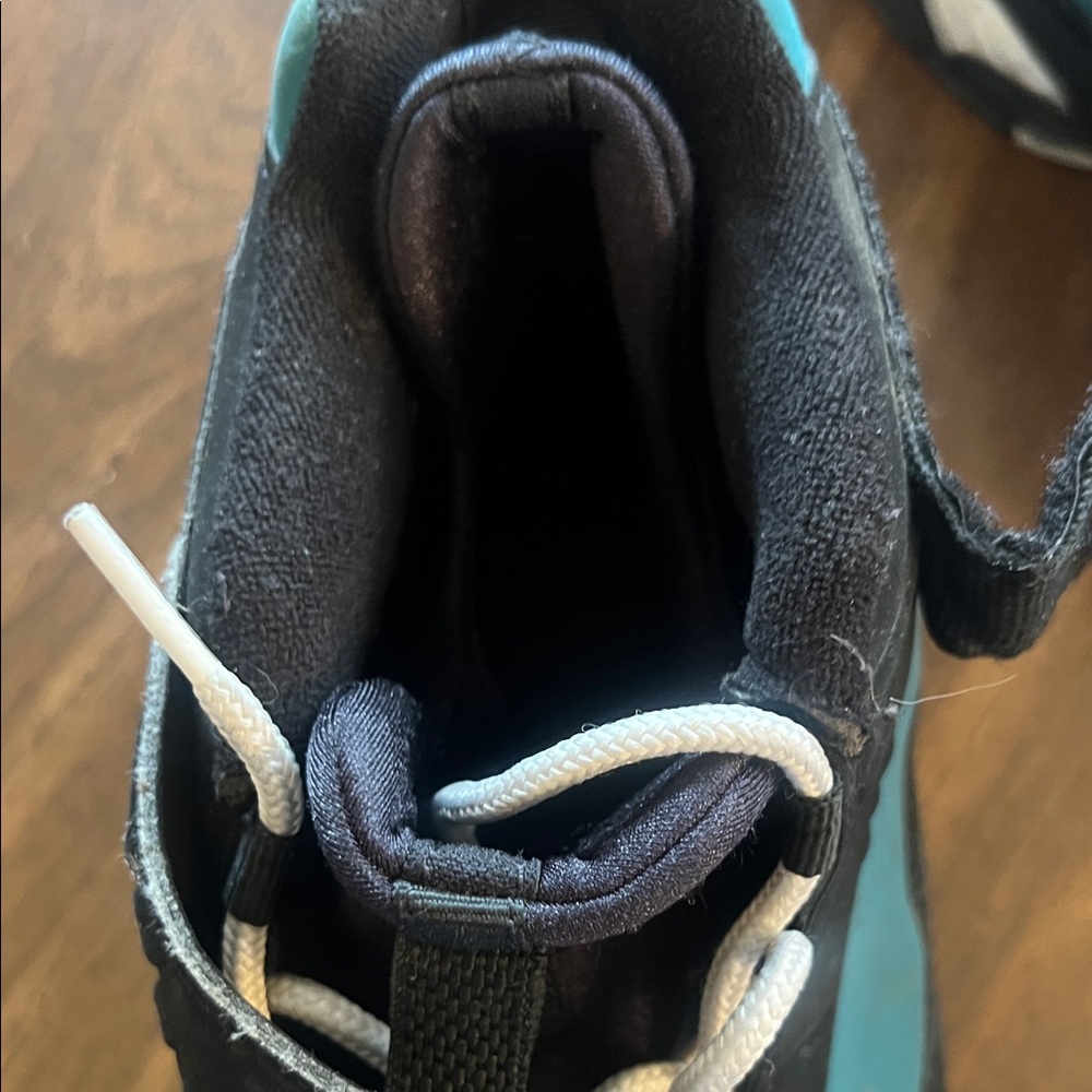 Nike Mens Black and Teal Sneakers - Picture 4 of 10